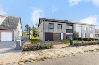 <strong>Ligging</strong><br />Welkom in Beukenhof 19 te Sint-Laureins, een kwaliteitsvolle en stevige woning die zich bevindt in een rustige, kindvriendelijke woonwijk op wandelafstand van het centrum en omringd door groen. Dankzij haar solide bouwkwaliteit en gunstige ligging biedt dit huis het perfecte kader voor wie op zoek is naar ruimte, licht, rust en comfort.
<p>Deze woning staat op een royaal perceel van 522 m² met een zonnige, goed georiënteerde tuin — ideaal om te genieten van het buitenleven in alle privacy. Binnenin beschikt de woning over vier slaapkamers, met de mogelijkheid tot het inrichten van een vijfde kamer, afhankelijk van uw noden.</p>
<p>Hoewel de woning een lichte opfrissing kan gebruiken, vormt dit tegelijk een mooie kans om het huis volledig naar eigen smaak te moderniseren. De degelijk uitgevoerde structuur en gunstige EPC-score (label C) zorgen voor een energiezuinige en duurzame basis waarop u verder kunt bouwen.<br /><br /><strong>Troeven</strong></p>
<ul><li><strong>Kwalitatieve basis om verder te moderniseren</strong></li><li><strong>GEEN renovatieverplichting (EPC-C)</strong></li><li><strong>Centrale verwarming op gas</strong></li><li><strong>Inrichting en kamerschikking naar eigen wensen en noden</strong></li><li><strong>Royaal perceel van 522 m² met een gunstige oriëntatie</strong></li><li><strong>Zeer aangename woonomgeving</strong></li><li><strong>Lichtrijke leefruimte aansluitend op de tuin</strong></li><li><strong>Inpandige garage + voldoende parkeermogelijkheid</strong></li></ul>
<strong>Contact</strong><br />Stipt deze woning al uw behoeften af? Aarzel dan zeker niet om ons te contacteren!