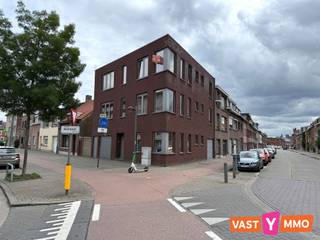 <p><span>Ruim en energiezuinig appartement op de 2e verdieping (geen lift) gelegen in een kleine en rustige residentie op een centrale locatie in Merksem. Winkels en openbaar vervoer bevinden zich op korte wandelafstand. </span></p><p><span> </span></p><p><span>Indeling: </span></p><p><span>Leefruimte (20m²) met toegang tot het terras. Aparte eetkamer met open keuken (samen 22m²) ingericht met een elektrische kookplaat, dampkamp, koelkast met vriesvak en dubbele spoelbak. Verder een nachthal met apart toilet, een wasplaats met de nodige aansluitingen, 2 ruime slaapkamers (13m² en 10m²) en de badkamer voorzien van een inloopdouche en een lavabo in meubel. </span></p><p><span> </span></p><p><span>Terras: </span></p><p><span>Gezellig ingesloten terras (4m²) op het zuiden. </span></p><p><span> </span></p><p><span>Extra: </span></p><p><span>Inclusief een garage (ingang langs Moeshofstraat), voorzien van elektriciteit - Gezamenlijke fietsenberging </span></p><p><span>GEEN vaste kosten! </span></p><p><span>Beschikbaar: 01/08/2026</span></p>