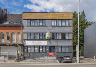 Opbrengsteigendom met 4 appartementen, crèche en praktijkruimte op toplocatie te DilbeekDit opbrengsteigendom op een commerciële locatie in het...