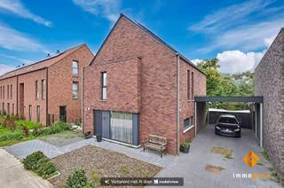 <p><span>Deze recente woning met 3 slaapkamers is gelegen op een mooi perceel van 4a12ca, in een rustige, kindvriendelijke en groene omgeving. </span></p><p><span> </span></p><p><span>Indeling gelijkvloers:</span><span> inkomhal, toilet, woonkamer met open keuken, berging/wasplaats.</span></p><p><span> </span></p><p><span>Indeling verdieping:</span><span> nachthal, badkamer met inloopdouche, dubbele wastafel en toilet, 3 slaapkamers. </span></p><p><span> </span></p><p><span>De woning beschikt tevens aan de rechterzijde over een carport.</span></p><p><span> </span></p><p><span>Troeven: </span></p><ul><li><span>Recente woning</span></li><li><span>3 ruime slaapkamers</span></li><li><span>Enorme zolderruimte</span></li><li><span>Zéér gunstige energiescore</span></li><li><span>6 zonnepanelen</span></li><li><span>Rustige, kindvriendelijke buurt</span></li><li><span>Groene omgeving</span></li></ul><p><span> </span></p><p><span> </span></p>