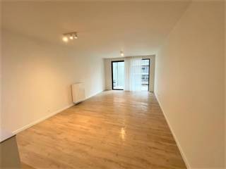 Nieuw energiezuinig appartement met 3 slaapkamers : Indeling inkomhal met apart toilet , living met ruim terras , keuken met eiland voorzien van ijskast en aparte diepvries met 3 laden , vaatwasser , kookvuur, microgolf en oven , ruime badkamer met inloopdouche, ligbad , dubbele lavabo met meubel , slaapkamer met aparte open dressing kasten , nachthal tweede apart toilet , berging , 2 slaapkamers , kelderberging , en parking . Beoordeling nieuw energiezuinig appartement 3 slaapkamers, terras vloeren in parket huurprijs 1700 euro + 140 euro gemeenschappelijke delen + 150 euro voorschot voor verwarming en warm water , ,extra troef een domoticasysteem Verder is er ook mogelijkheid om een ondergronds parkeerplaats te huren (€ 125). Het gebouw beschikt tevens over een gemeenschappelijke fietsenberging. Beschikbaar vanaf 1 december