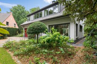 Gelegen in een van de meest gegeerde lanen van 's-Gravenwezel geniet deze villa van een residentiële ligging, omringd door groen en rust. Het centrum van 's-Gravenwezel, scholen, winkels, horeca en openbaar vervoer bevinden zich op korte afstand, terwijl de vlotte verbinding naar Schilde, Brasschaat en Antwerpen zorgt voor een uitstekende bereikbaarheid. Hier woont u in een aangename en groene omgeving waar ruimte, privacy en wooncomfort centraal staan.<br /><br /><strong>Indeling</strong><br />Via de ruime oprit met voldoende parkeergelegenheid bereikt u deze uitstekend onderhouden villa.<br />De inkomhal met vestiairegedeelte en gastentoilet verwelkomt u in de woning en biedt toegang tot zowel de leefruimtes als de keuken.<br /><br />De ruime woon- en eetkamer vormen samen met de veranda één harmonieus geheel. Dankzij de grote raampartijen geniet u hier van een panoramisch uitzicht op de prachtig aangelegde tuin en het ruime terras, waardoor binnen en buiten naadloos in elkaar overvloeien.<br /><br />Aansluitend bevindt zich de uitgeruste keuken, voorzien van alle nodige toestellen en een mooi zicht op de tuin.<br />Via de keuken bereikt u een polyvalente ruimte, die zich perfect leent als bureau, speelkamer, hobbyruimte of extra slaapkamer. Daarnaast heeft u toegang tot de inpandige garage met berging, waar zich tevens de aansluitingen voor wasmachine en droogkast bevinden.<br /><br /><strong>Verdieping</strong><br />Op de eerste verdieping bevinden zich drie volwaardige slaapkamers en een vierde kamer, die ingericht kan worden als slaapkamer, bureau of dressing. Vanuit deze kamer bereikt u via een mezzanine de praktische opbergzolder.<br /><br />De badkamer is uitgerust met een ligbad, douche, dubbele lavabo en toilet.<br /><br /><strong>Tuin</strong><br />De fraai aangelegde tuin vormt zonder twijfel één van de grootste troeven van deze woning. Dankzij de doordachte inrichting, de verschillende zitplaatsen in de tuin en de gevarieerde beplanting geniet u hier op elk moment van de dag van rust, privacy en een bijzonder aangename buitenbeleving.<br /><br />Tot slot beschikt de woning nog over een kruipruimte en een wijnkelder, bereikbaar via de garage.<br /><br /><strong>Bijzonderheden:</strong><br />+ Topligging<br />+ Prachtig aangelegde tuin<br />+ Polyvalente ruimte op het gelijkvloers<br />+ EPC: D (geen renovatieverplichting)<br />+ Natuurleien