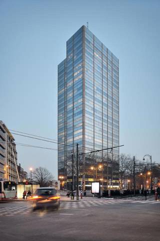 <p><strong>Beschikbare oppervlakte</strong>: van 160 m² tot 987 m²</p>
<p><strong>Milieucertificering</strong>: BREEAM <em>Good</em><br /><strong>EPB/PEB</strong>: C</p>
<h3><strong>Troeven van het gebouw</strong></h3>
<ul>
<li>
<p>Moderne vergaderzalen</p>
</li>
<li>
<p>Professionele receptie en conciërgediensten</p>
</li>
<li>
<p>Airconditioning voor optimaal comfort</p>
</li>
<li>
<p>Kitchenette en douches voor gebruikers</p>
</li>
<li>
<p>Bedrijfsrestaurant ter plaatse</p>
</li>
<li>
<p>Verhoogde veiligheid met bewaking en toegangscontrole</p>
</li>
</ul>
<h3><strong>Kenmerken</strong></h3>
<p><strong>Moderne, flexibele en lichte kantoorruimtes</strong>, ideaal gelegen op de Louizalaan. Het gebouw geniet van een <strong>uitstekende bereikbaarheid</strong>, vlak bij winkels, restaurants en diensten. De verdieping hoog in het gebouw biedt een prestigieuze werkomgeving met een prachtig panoramisch uitzicht.</p>