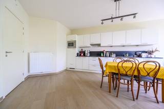 Deze assistentiewoning in residentie "Baudry" klinkt als een plek voor wie op zoek is naar een luxueus en comfortabel verblijf tijdens hun derde jeugd. Gelegen op de eerste verdieping, biedt dit appartement alle voorzieningen die een actieve en levenslustige zestiger zou kunnen wensen. Het appartement heeft een goed doordachte indeling met een ruime inkomhal, een lichte woonkamer met een volledig ingerichte luxe keuken, en praktische extra's zoals een wasplaats/berging. De twee ruime slaapkamers en de stijlvolle badkamer met een inloopdouche en modern sanitair zorgen voor maximaal comfort. Het terras biedt een fijne buitenruimte om van de frisse lucht te genieten. Dit appartement komt met een overdekte parkeerplaats en ruime berging. De residentie biedt tal van faciliteiten zoals een receptie, brasserie, fitnessruimte, en zelfs een sauna. Voor wie graag actief blijft, zijn er zit- en leeshoeken, een petanquebaan, en een fietsenberging. De aangeboden diensten, zoals kapper, boodschappenhulp en woonassistentie, maken het dagelijkse leven nog makkelijker. Met een ligging op wandelafstand van de dorpskern van Bornem, is alles wat u nodig heeft binnen handbereik. Bovendien is de woning ook geschikt voor rolstoelgebruikers, wat het toegankelijk maakt voor iedereen. De maandelijkse kosten bedragen €249,33, inclusief privatief water en verwarming. Kortom, deze assistentiewoning lijkt de ideale keuze voor een hippe zestiger die op zoek is naar een luxe appartement met een sociaal aspect.