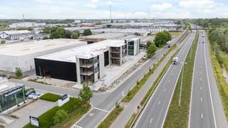 Deze indrukwekkende bedrijfsunits, gelegen in een stijlvol en modern complex, bieden een unieke kans voor ondernemers die op zoek zijn naar een nieuw bedrijfsgebouw op een uitstekende ligging. Er zijn 3 bedrijfsunits (kantoor + loods) te koop. De kantoren hebben een oppervlakte van 339 m² en worden casco verkocht. De loods van unit 2 heeft een oppervlakte van 987 m².<br /><br />De bedrijfsgebouwen worden verkocht als casco verwarmbare gebouwen zonder HVAC, volgens plannen en tekeningen van de architect en conform de omgevingsvergunning, huidig lastenboek en de voorwaarden opgenomen in de verkoopovereenkomst en eventuele statuten met<br />bijbehorend reglement van mede- eigendom. De gebouwschil voldoet aan de isolatienormen.<br /><br />Het project is opgesplitst in 3 entiteiten:<br />- Unit 1: magazijn met kantoorgebouw, links gezien vanaf de Industrieweg<br />- Unit 2: magazijn met kantoorgebouw, midden gezien vanaf de Industrieweg<br />- Unit 3: magazijn met kantoorgebouw, rechts gezien vanaf de Industrieweg<br /><br />De plannen kunnen gewijzigd worden in samenspraak met de promotor en het architectenbureau voor zoverre dit nog mogelijk is. Eventuele meerprijzen worden verrekend en worden gestaafd middels een verrekeningsvoorstel door promotor opgemaakt.<br /><br />PRIJS OP AANVRAAG<br /><br />Meer info? Contacteer Immo-Lys: bel 056 35 40 74 of mail info@immo-lys.be