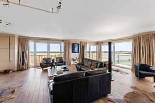 Occupying the entire eighth floor, this exceptional residence of approximately 258 m² offers panoramic views over the North Sea, the beach and the dunes.<br /><br />The generous living space, expansive windows and multiple terraces create a unique combination of space, natural light and outdoor living. The master suite provides peace and privacy, while the flexible layout allows for additional bedrooms or rooms to be created. A separate studio with its own kitchen and bathroom further enhances the property's versatility, offering an ideal space for guests, family members or independent use.<br /><br />Ideally located in the heart of Nieuwpoort-Bad, within walking distance of the beach, marina and all amenities. A rare coastal residence where space, privacy and breathtaking views come together.<br /><br />Layout:<br />The residence comprises a spacious living area with fireplace, dining room and kitchen, several terraces, a master suite with private bathroom, and a flexible space that can be configured as additional bedrooms or a home office. In addition, the property features a fully self-contained studio with its own kitchen and bathroom. Two private basement storage units and a bicycle storage area complete the property.<br /><br />Key features<br />Entire floor<br />Panoramic sea views<br />Space & flexibility<br /><br />Interested or would you like to arrange a viewing? Contact Arthur at arthur@vlaemynck.be or +32 58 77 77 10.