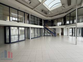 Functioneel bedrijfsgebouw te huur, gelegen te Deinze. De ligging zorgt voor een uitstekende bereikbaarheid, op slechts 1 km van de <strong>E17</strong>, met dus een vlotte verbinding richting Kortrijk, Gent en Antwerpen.<br /><br />Het bedrijfsgebouw beschikt op het gelijkvloers over een lichtrijke b2b showroom van 100 m² met een lichtstraat. De kantoorruimte, met een oppervlakte van 230 m², is verdeeld over het gelijkvloers en het verdiep en voorzien van afzonderlijke burelen en een kitchenette. Bovendien is er ook een magazijn gedeelte van 685 m² met een 5 meter vrije hoogte en een sectionaalpoort. Tevens zijn er ruime parkeerplaatsen voorzien aan de zijkant van de site. <strong>Onmiddellijk beschikbaar</strong>!<br /><br />Contacteer <strong>PANORAMA B2B</strong> voor bijkomende (technische) inlichtingen, plannen of een vrijblijvend plaatsbezoek <strong>0477 02 09 02</strong>.