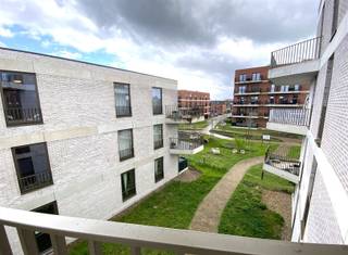 !Het appartement bevindt zich in een modern woonproject, dichtbij het centrum in een verkeersluwe omgeving uitgevend op een aangelegd groengebied. Het appartement met een bewoonbare opp. van 67 m² situeert zich op de tweede verdieping, in Residentie “De Weverij“ die voorzien is van een lift. Deze energiezuinige unit beschikt over een royaal hoekterras. U stapt binnen in de inkomhal die doorgeeft naar de lichtrijke leefruimte met een open keuken uitgerust met toestellen. Verder beschikt u over een apart toilet, één volwaardige slaapkamer met ensuite de badkamer. U beschikt over een vaste autostandplaats in de ondergronds gelegen garage. Maandelijkse lasten: €50. Beschikbaar: 01/12/2026. Bent u op zoek naar een ergonomisch en lichtrijk appartement? Voor meer informatie of bezoek, neem contact op: info@immodeprins.be – 03/ 500 14 17.Bekijk ons volledig aanbod www.immodeprins.be