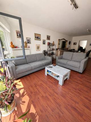 ZEER RUIM APPARTEMENT VAN 121 M2 MET GROOT TERRAS  VLAKBIJ GROEN <br />1 ste verd : geen lift  ruime living met veel lichtinval, moderne keuken, <br />nachthal, 2 slaapkamers waarvan 1 zeer ruim, ruime badkamer met ligbad en badmeubel<br />verder nog een groot terras van ongeveer 6 meter op 5 <br />EPC 197  ELEK CONFORM 
