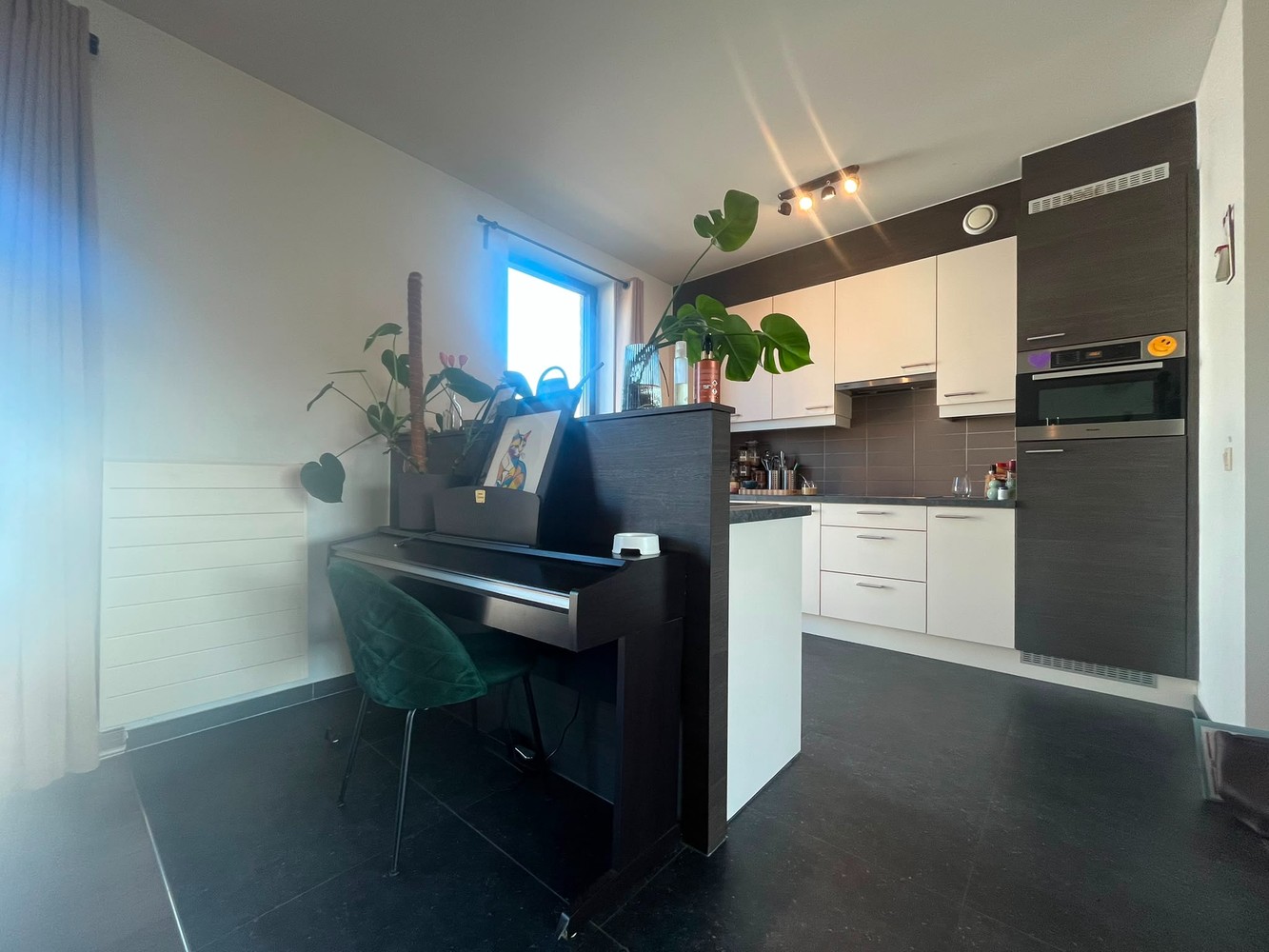 🏡 Gezellig appartement op de eerste verdieping met 2 slaapkamers en een ruim, grotendeels overdekt terras. Centrum. - foto 4