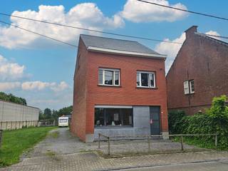 Vrijstaande woning in een traditionele bouwstijl, opgetrokken op een ruim en breed perceel grond van ± 8a 82ca. De woning beschikt o.a. over 4 slaapkamers, garage en tuin en biedt veel potentieel en diverse uitbreidingsmogelijkheden. Goede verbindingen met openbaar en privaat vervoer naar omliggende steden en gemeenten. EPC-score: 510 (label F - renovatieverplichting). Oppervlakte: 822m². Oriëntatie: noordoosten. Vg, Wglk, Gmo, Gvkr, Gvv. P-score: A / G-score: A. De woning is verhuurd.<br /><br />INDELING:<br />Kelders: (plafondhoogte: ± 2,12m)<br /><br />Gelijkvloers: (plafondhoogte: ± 2,97m)<br />Inkomhal, living, eetplaats, trapsas (trap naar kelder en verdieping), keuken (dubbele roestvrije spoelbak, dampkap, keramische kookplaat), veranda, sas, toilet (wc en lavabo), stookplaats (condensatiegaswandketel, zekeringenkast, gas- en watermeter), badkamer (douche, aansluiting wasmachine, uitgietbak).<br /><br />Verdieping: (plafondhoogte: ± 2,77m)<br />Overloop (trap naar dakverdieping), slaapkamer 1, slaapkamer 2, sas, toilet, slaapkamer 3.<br /><br />Dakverdieping: (plafondhoogte: ± 2,16m)<br />Overloop, slaapkamer 4, sas, stockagezolder.<br /><br />Afzonderlijk:<br />Garage en tuinhok.<br /><br />AFWERKING:<br />- Vloer: keramische tegels, vinyl, tapijt.<br />- Muren: geschilderd pleisterwerk, betegeld, behangen, geschilderde gipsplaten, dennenhouten planchetten.<br />- Plafond: geschilderd pleisterwerk, glasvezelbehang.<br /><br />AFMETINGEN:<br />Zie indelingsplannen bij downloads.<br />Kelder: 6,01 x 4,93 = ± 29,63m²<br /><br />DIVERSEN:<br />Centrale verwarming op gas met radiatoren. Aluminium ramen met dubbele beglazing en houten ramen met enkele beglazing. Rolluiken in pvc met lint en elektrische besturing. Massieve en houten tussenvloeren. De woning is verhuurd, meer informatie hierover te bekomen op kantoor.<br />De kosten van de opmeting bedragen € 950 + 21% BTW en zijn ten laste van de koper.<br /><br />STEDENBOUWKUNDIG:<br />Stedenbouwkundige vergunning: ja (voor 1962)<br />Stedenbouwkundige bestemming: vooraan in een woongebied met landelijk karakter en deeltje achteraan in landschappelijk waardevol agrarisch gebied.<br />Geen rechterlijke herstelmaatregel of bestuurlijke maatregel opgelegd.<br />Voorkooprecht: nee - Verkavelingsvergunning: nee<br />P-score: A / G-score: A<br />Geen maatregelen in het Vlaams Handhavingsplatform.