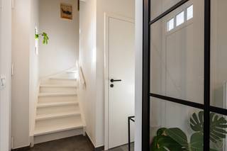 <p>Welkom in deze prachtige halfopen woning, gelegen aan de Kleine Zuidstraat in Kaprijke.<br /><br />Dit moderne huis, gebouwd in 2020, biedt een bijzondere mix van comfort en stijl en is perfect voor gezinnen die op zoek zijn naar een rustige woonomgeving. Met een bewoonbare oppervlakte van 195 m² en een perceel van 293 m², biedt deze woning voldoende ruimte voor een aangenaam en ontspannen leven.<br /><br />De ideale indeling zorgt ervoor dat u optimaal kunt genieten van de beschikbare ruimtes, terwijl de afwerking en het moderne design een warme sfeer creëren. De kwalitatieve en luxueuze afwerking vallen op in deze woning.<br /> </p>

<p>Bij binnenkomst komt u in de ruime woonkamer, die ideaal is voor zowel ontspannen als gezellig samenkomen. De open keuken sluit naadloos aan, waardoor koken een plezierige ervaring wordt.<br /><br />De woning beschikt verder over drie comfortabele slaapkamers en een stijlvolle badkamer, wat zorgt voor het nodige privécomfort.<br /><br />Daarnaast zijn er praktische ruimtes, zoals een aparte toilet en een handige zolder, perfect voor extra opslag of voor het creëren van een hobbyruimte. Ook de garage en de twee parkeerplaatsen zijn een waardevolle aanvulling voor het dagelijks gemak.<br /> </p>

<p>Door zijn centrale ligging in Kaprijke heeft u alles binnen handbereik, van winkels tot scholen en diverse voorzieningen.<br /><br />Deze woning biedt de perfecte gelegenheid voor wie op zoek is naar een moderne en instapklare thuisbasis, waarbij alles is ontworpen met het oog op comfort en levenskwaliteit.<br /><br />Aarzel niet om contact met ons op te nemen voor meer informatie of een bezichtiging; dit is de kans om uw droomwoning te vinden.</p>