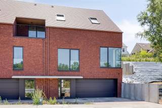 <p><span>Située à deux pas de Louvain, à proximité de toutes les principales voies d'accès et offrant une magnifique vue dégagée sur la vallée de la Voer, nous avons le plaisir de vous proposer à la vente cette maison semi-ouverte, qui allie un agencement bien pensé à de spacieux espaces de vie. Au niveau de la rue se trouvent le hall d'entrée et un garage pouvant accueillir une voiture. Au rez-de-chaussée se trouvent un débarras, une cuisine ouverte avec coin repas et un vaste espace de vie qui, grâce à ses grandes baies vitrées, profite pleinement de la vue panoramique sur la vallée de la Voer. Le premier étage abrite trois chambres et un bureau. La chambre parentale dispose d’un dressing privé et d’une salle de bains attenante, tandis que les deux autres chambres partagent une deuxième salle de bains. Pour un confort de vie accru, tous les étages sont reliés entre eux par un ascenseur. La maison est proposée dans un état semi-fini. Cela signifie que tous les équipements techniques, la chape et les enduits ont déjà été réalisés, tandis que les finitions intérieures et l’aménagement extérieur peuvent encore être réalisés entièrement selon vos goûts. L'agencement, les installations techniques et la structure du bâtiment sont déjà fixés et ne peuvent plus être modifiés.</span></p><p><span> </span></p>
