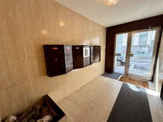 <p>Jouw ideale thuis wacht op jou in het hart van Antwerpen! Dit <strong>ruime appartement,</strong> gelegen op de derde verdieping van de Conscience straat, is nu beschikbaar voor verhuur. Met een royaal oppervlak van circa 125 vierkante meter, beschikt dit appartement over <strong>drie slaapkamers</strong>, een badkamer, een douchekamer, een gezellige leefruimte, een ingemaakte vestiaire met gastentoilet. Een volledige<strong> recente en compleet uitgeruste keuken.</strong></p><p>Het appartement straalt <strong>licht en ruimte en gezelligheid</strong> uit, dankzij overvloedige natuurlijke lichtinval. <strong>Balkon</strong>s, zowel aan de leefruimte als aan de slaapkamers die zich aan de rustige achterzijde van het gebouw bevinden. Een <strong>kelderberging</strong> en een <strong>autostaanplaats</strong> in het gebouw!!</p><br />