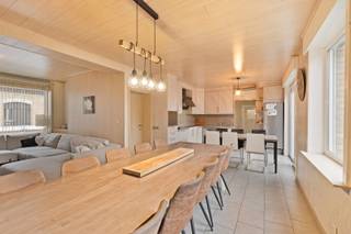 In de Kruisstraat te Esen, een rustige zijstraat van de Roeselarestraat, bieden we u deze zeer ruime en veelzijdige, halfopen woning aan...