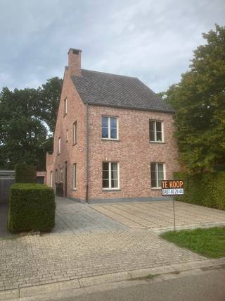 In een rustige doodlopende straat nabij het centrum bevindt zich deze recente, stijlvolle woning. Een bijzonder aangename woonomgeving waar rust, groen en bereikbaarheid mooi samenkomen. De straat eindigt aan een natuurgebied terwijl het centrum van Schilde, scholen, winkels en openbaar vervoer zich op wandelafstand bevinden. ook de privatieve aangelegde tuin vormt een belangrijke troef. Achteraan wordt het perceel afgezoomd door prachtige eiken die zorgen voor een mooi groen kader en een gevoel van privacy.
Via de inkomhal, met aansluitend een praktische bureauruimte, betreed u de lichtrijke en sfeervolle woonkamer.
Het massief eiken parket en de ingebouwde cassettehaard geven deze leefruimte een warme tijdloze uitstraling.
Een glazen deur vormt de verbinding met de royale leefkeuken: een bijzonder lichte en aangename ruimte die uitnodigt om samen te koken, te tafelen en te ontspannen. De praktisch ingerichte U-keuken biedt veel werk- en bergruimte en er is ruim plaats voor zowel een grote eettafel als een gezellige zithoek. Grote raampartijen zorgen voor een mooi zicht op het terras en de aangelegde tuin. Aansluiten bevindt zich de volledig ingerichte wasplaats met maatkasten en een apart gastentoilet.
Op de eerste verdieping bevinden zich drie slaapkamers. Eén slaapkamer beschikt over een vestiairekast, de twee andere kamers zijn voorzien van zowel een ingebouwde kast als een geïntegreerd bureau. De ruime badkamer is uitgerust met een ligbad en een aparte douche. op deze verdieping bevindt zich een afzonderlijk toilet. Op de tweede verdieping komen we in de master bedroom, opnieuw voorzien van ingebouwde kasten. Aansluitend bevindt zich een handige zolderruimte met ingebouwde legplanken, ideaal als extra bergruimte.
Ook buiten is aan het comfort gedacht. De vrijstaande garage biedt plaats aan twee wagens en beschikt achteraan over een overdekt terras van vier bij vier meter.
Bouwj 2005, bewoonbare oppervlakte 240m², grondoppervlakte 490m², 4 slaapkamers, EPC B.