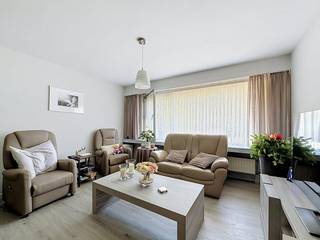 Droom je van een instapklaar stekje met een heerlijke tuin? Dit lichtrijke gelijkvloers appartement te huur in Merksem combineert comfortabel wonen met een uitstekende ligging nabij het groen en de stad. Met alle voorzieningen om de hoek is dit dé ideale plek voor wie zorgeloos wil huren.<br /><br />Indeling van het appartement:<br />-Leefruimte (29 m²): ruime en gezellige woonkamer met veel natuurlijk licht.<br />-Keuken (7 m²): praktisch ingericht en voorzien van een ijskast met vriesvak, combi-oven, kookplaat en een enkele spoelbak.<br />-Slaapkamer (13 m²): rustig gelegen aan de tuinkant<br />-Badkamer (4,5 m²): Uitgerust met een douche, een enkel lavabomeubel met extra opbergruimte en een aansluiting voor de wasmachine.<br />-Berging (6,5 m²): Handige interne opbergruimte.<br />-Apart gastentoilet.<br />-Tuin (60 m²): Zonnige tuin inclusief een uitnodigend zonneterras en een handig achterpoortje.<br /><br />Bijzonderheden<br />-Voorzien van rolluiken<br />-Instapklaar: Inclusief aanwezige verlichting en gordijnen.<br />-Vlak bij openbaar vervoer, invalswegen en het centrum van Merksem.<br />-Beschikbaar vanaf<br />-EPC: C<br />-Gemeenschappelijke kosten:<br /><br />Ben jij geïnteresseerd om dit vastgoed te huren in Merksem? Aarzel dan niet om ons te contacteren. Het Dewaele vastgoedkantoor van Merksem aan de Lambrechtshoekenlaan 183 staat graag tot uw dienst.
