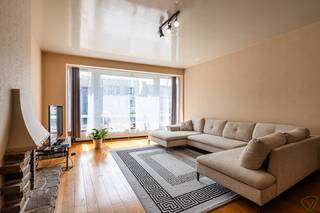 Dit lichtrijk appartement in de Molenstraat te Eeklo biedt een mooie kans voor wie op zoek is naar comfortabel wonen in het centrum, met alle voorzieningen op wandelafstand of voor wie op zoek is naar een rendabele investering. <br /><br /><strong>Ligging: </strong><br />Gelegen in de Molenstraat, bevindt het appartement zich op een centrale locatie in Eeklo. Winkels, scholen, horeca en openbaar vervoer zijn gemakkelijk bereikbaar, waardoor u geniet van alle voordelen van wonen in het hart van de stad.<br /><br /><strong>Indeling van het appartement:</strong><br />U komt binnen in de inkomhal die toegang geeft tot de verschillende ruimtes van het appartement.<br /><br />De woonkamer biedt voldoende ruimte voor een gezellige salon en een eetplaats. Aansluitend bevindt zich de keuken, die door middel van een schuifdeur kan worden afgesloten van de leefruimte. Dankzij deze flexibele indeling kan de keuken zowel open als gesloten gebruikt worden, naar eigen voorkeur.<br /><br />Het appartement beschikt over twee slaapkamers. Via één van de slaapkamers heeft u toegang tot het terras aan de achterzijde van het gebouw. Verder is er een badkamer met douche, een apart gastentoilet en een bergruimte die ook perfect kan dienen als hobbykamer of bureau.<br /><br />Verder beschikt het appartement ook over een kelderberging en een mogelijkheid om overdekte autostaanplaats bij te kopen op de gelijkvloerse verdieping achteraan.<br /><br /><strong>Extra kenmerken:</strong><br />✅ Gelegen in het centrum van Eeklo<br />✅ Twee slaapkamers<br />✅ Ruim zonneterras aan de achterzijde<br />✅ Lift aanwezig in het gebouw<br />✅ Kelderberging <br />✅ Mogelijkheid aankoop private parkeerplaats<br />✅ Geschikt voor eigen bewoning of als investering<br /><br /><strong>Meer weten over dit veelzijdige appartement? Plan vandaag nog uw bezoek!</strong>