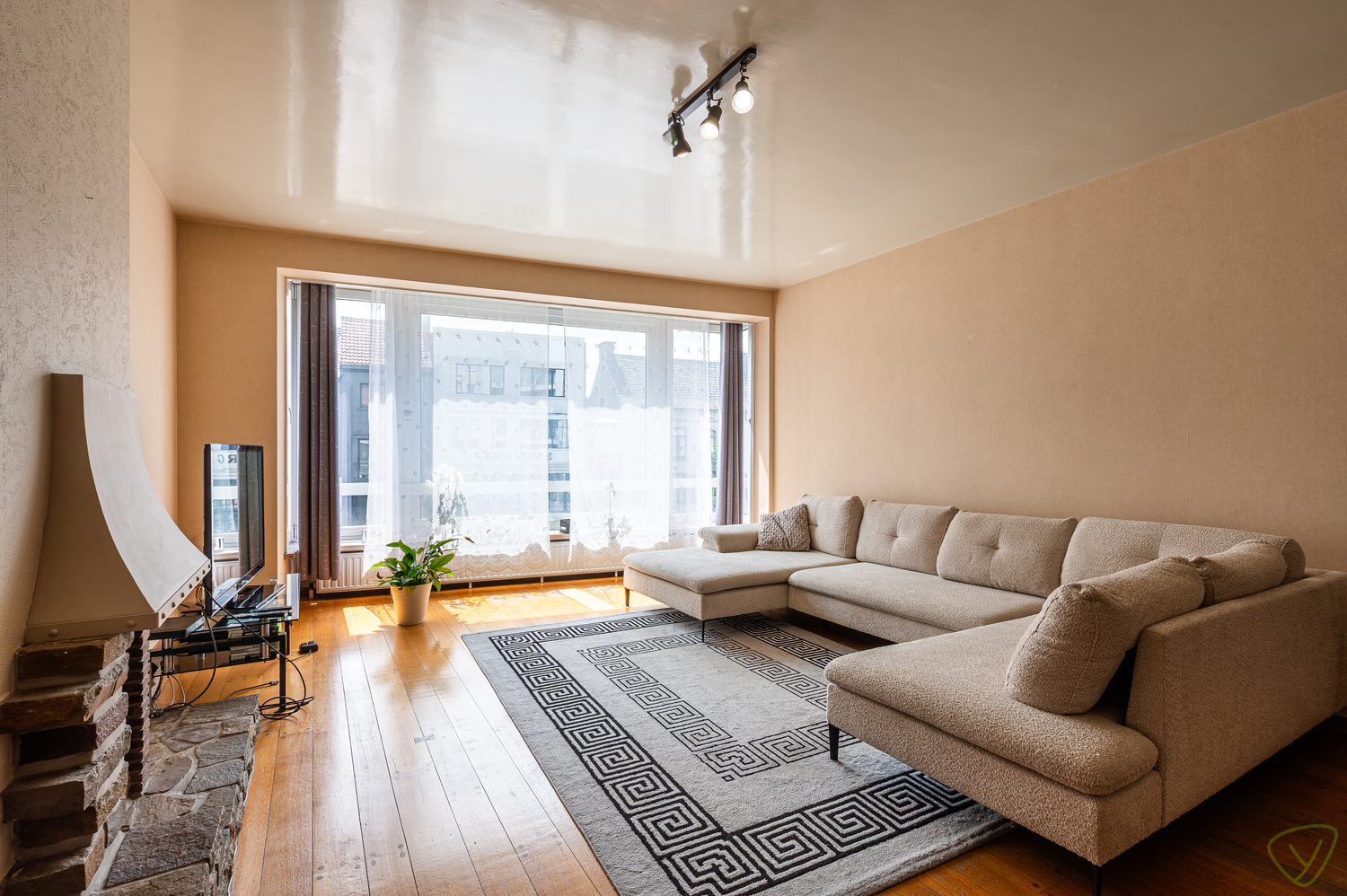 Centraal gelegen appartement met 2 slaapkamers in Eeklo met een zonnig terras. - foto 2