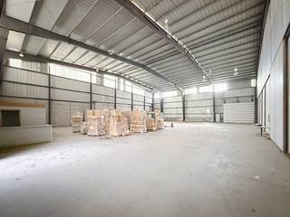 Dit magazijn te huur is gelegen aan de Afrikalaan in Gent, in de onmiddellijke nabijheid van de Gentse zeehaven. De locatie geniet van een uitstekende bereikbaarheid dankzij de vlotte aansluiting op de R4, met snelle verbindingen richting de E34, E17 en het centrum van Gent. Oppervlakte: 910 m²Specificaties: - Sanitair- Vrije hoogte: 11 meter - Twee sectionaalpoorten (5.5 m breed x 4.5 m hoog)- Gasaansluiting- 3x400V- Halogeenlampen- 6 parkeerplaatsenBeschikbaarheid:Onmiddellijk beschikbaar. Heb je interesse in dit magazijn te huur in Gent? Neem contact op via 09 245 35 35 of business.gent@dewaele.com voor een bezoek of meer info.