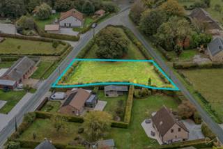 Contact : Maxime V - 0494/05.23.55 - maxime.v@weinvest.be We Invest En Fagne vous propose ce terrain à bâtir de 1 042 m², situé à Seloignes. A proximité de quelques habitations, mais surtout de bois et de prairies, il bénéficie d'un environnement calme et verdoyant, idéal pour un projet de construction à l'abri de l'agitation. Des haies bordent le terrain, et un arbre remarquable en occupe la partie centrale, ce qui lui donne beaucoup de caractère. Les sentiers de promenade et les bois de Seloignes sont accessibles rapidement pour profiter de la nature au quotidien. Le village reste proche de Chimay et de ses commerces, services et écoles, ce qui permet de concilier cadre de vie paisible et vie quotidienne pratique. Le terrain est proposé à partir de 57 000 €. 📞 Contactez Maxime au 0494 05 23 55 ou par e-mail à maxime.v@weinvest.be pour organiser une visite.
