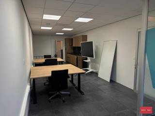 In het industriegebied van Hoogstraten, vlak aan de snelweg E19 (Antwerpen–Breda), bevindt zich deze recent gerenoveerde kantoorruimte...