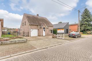 Instapklare gezinswoning met 3 slaapkamers, 1 badkamer, douchekamer en inpandige garage. Gelegen op een ruim perceel (1073 m²) net buiten het...
