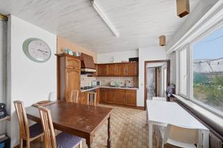 Bent u op zoek naar een uitzonderlijk ruime woning met tal van mogelijkheden? Dan is deze gesloten bebouwing in Oostende zeker een bezoek waard. <br /><br />Bij het betreden van de woning komt u terecht in de inkomhal die toegang biedt tot het gelijkvloers. Hier bevinden zich een volledig uitgeruste keuken, een badkamer, verschillende bergingen, een wasplaats, leefruimte (momenteel ingedeeld in drie kamers) en een ruime garage/berging met extra opslagmogelijkheden. Deze verdieping biedt heel wat flexibiliteit en kan perfect worden ingericht volgens uw eigen woonbehoeften.<br /><br />Op de eerste verdieping geniet u van een eet- en leefruimte die aansluit op een tweede keuken. Verder vindt u hier twee comfortabele slaapkamers, twee badkamers en een praktische berging. <br /><br />De tweede verdieping beschikt over nog eens vier volwaardige slaapkamers en een apart toilet, waardoor ook grote gezinnen of wie extra kamers wenst voor een bureau, hobbyruimte of logeerkamers.<br /><br />Buiten is er een tuin met terras en ook toegang tot de ruime kelder.<br /><br />Interesse? Contacteer ons en plan uw bezoek in!