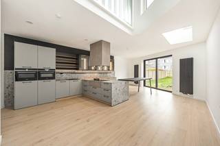 AlgemeenDeze woning werd in 2024/2025 volledig gerenoveerd volgens de hedendaagse normen. Met een bewoonbare oppervlakte van ca. 256 m² en...