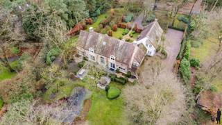 Op een absolute toplocatie in het prestigieuze Kapellenbos, aan de Franselei 55, bevindt zich deze uitzonderlijke villa in kasteelhoevestijl op...