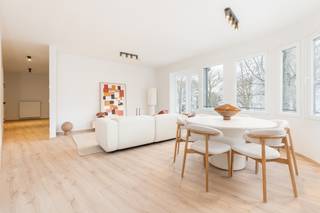TRENDY &amp; TOTAAL GERENOVEERD hoekappartement met 2 SLAAPKAMERS &amp; OPEN ZICHT op het groene plein. Deze parel (1°V) werd 100% vernieuwd met TOPMATERIALEN en maakt deel uit v/e kleine residentie (= geen syndic!). Dit super LICHTRIJKE app. omvat: inkomhal met toilet, ZONOVERGOTEN leefruimte (grote raampartijen) met prachtig open zicht en met als eye-catcher de erker in glas, nagelnieuwe open luxekeuken (o.a. inductiekookplaat, oven, ijskast met vriesvak, vaatwas, combi wasmachine/droogkast,...), 2 slaapkamers, luxe badkamer (voorzien van inloopdouche met rainshower, dubbel lavabomeubel en handdoekdroger), berging. Dubbel glas in PVC, CV op aardgas, GOEDGEKEURDE elektriciteit, volledig geschilderd, incl. verlichting, kelderberging. Perfect voor zowel vaste bewoning, investering of als 2de verblijf! De perfecte combinatie van rust, ruimte &amp; luxe!