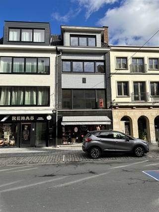 <p><span>Volledig nieuw appartement in het centrum van Oudenaarde.</span></p><p><span> </span></p><p><span>INDELING</span></p><p><span>Dit mooi ingericht appartement is gelegen op de eerste verdieping met afzonderlijke ingang.</span></p><p><span>Op het 1ste verdiep van het appartement heb je van een volledig uitgeruste keuken, een lichtrijke leefruimte en een terras.</span></p><p><span>Op de eerste verdieping heb je de eerste slaapkamer en mooie grote badkamer met bad en douche. </span></p><p><span>Op het 2de verdiep zijn er nog 2 grote slaapkamers waarvan 1 voorzien van een douche.</span><br /> </p><p><span>Dit appartement voorziet ook een fietsenberging, wat nog een extra troef is ! </span></p><p><span>Het appartement is volledig geschilderd en voorzien van mooie inbouwkasten.<br />Mogelijkheid tot het bij huren van een autostaanplaats.</span><br /> </p><p><span> </span></p><p><span>TECHNISCH</span></p><p><span>Zeer gunstig epc A label.</span></p><p><span>Zeer ruim app met 176m² bewoonbare opp.<br />10 zonnepanelen aanwezig.</span></p><p><span> </span></p><p><span>PRAKTISCH</span></p><p><span>Het appartement is onmiddelijk beschikbaar.</span></p><p><span>Wacht niet om uw bezoek aan te vragen! Bel 055/69.68.67 (keuze 1 of 2 )of mail hilde@immodhondt.be. </span></p><p><span> </span></p><p><span> </span></p><p><span> </span></p>