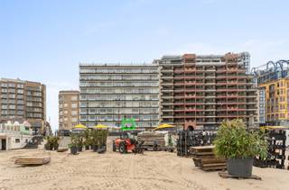 Dit appartement bevindt zich op een unieke locatie met prachtige vergezichten op de Blankenbergse Zeedijk. Niet enkel bent u onmiddellijk op het strand, u bevindt zich eveneens op een boogscheut van het bruisende stadscentrum. Deze eigendom is gelegen nabij verschillende handelszaken, restaurants en zeer vlot bereikbaar met het openbaar vervoer.<br /><br />De lichtrijke woonkamer met vernieuwde, open keuken en ruim terras biedt u een panoramisch zicht op de Noordzee en het Blankenbergse strand. De keuken is voorzien van een koelkast met vriesvak, spoelbak, oven, kookplaat en vaatwasser. De badkamer is voorzien van een ligbad en enkele wastafel, een doucheaansluiting treffen we in de tweede slaapkamer. Het toilet bevindt zich in een aparte ruimte zoals de berging.<br /><br />Naast het aangename terras met adembenemend uitzicht, krijgen de twee ruime slaapkamers rechtstreekse toegang tot het achtergelegen terras aan de zuidelijke/ zonnekant. Dit achtergelegen terras wordt ook voorzien van een bergruimte.<br /><br />Dit instapklaar appartement heeft tevens een gunstig EPC waarde en is voorzien van dubbele beglazing in pvc schrijnwerk. Het terras aan de voorzijde is voldoende ruim om twee stoelen te plaatsen. Het appartement wordt verwarmd via een centrale verwarming op aardgas. <br /><br />Aarzel niet en leg meteen uw afspraak vast!<br /><br />