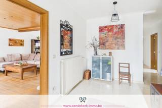 In het centrum én toch rustig wonen: in Maaseik is dat perfect mogelijk. <br />Deze goed onderhouden gezinswoning combineert een comfortabele, instapklare indeling met heel wat groeipotentieel. Ideaal voor wie vandaag wil genieten én morgen wil uitbreiden.<br /><br />Ruim, licht en aangenaam om in te leven<br />De inkomhal leidt je naar een lichtrijke leefruimte met een aparte zit- en eethoek. De aansluitende keuken is praktisch ingericht. Verder wacht in deze woning ook een veranda op jou: die doet het hele jaar dienst als extra leefruimte — met zicht op de tuin. Een echte troef.<br /><br />Gelijkvloers wonen op zijn best<br />Alles wat je nodig hebt, bevindt zich op het gelijkvloers: twee volwaardige slaapkamers en een badkamer. Comfortabel, drempelvrij en toekomstgericht. Geen trappen, geen gedoe — gewoon prettig wonen op één niveau.<br /><br />Groeimogelijkheden <br />De niet-afgewerkte zolderverdieping biedt volop potentieel. Denk aan extra slaapkamers, een thuiskantoor, een hobbyruimte — de ruimte is er, de invulling is aan jou.<br /><br />Een perceel om van te genieten<br />Je beschikt over een perceel van maar liefst ca. 940 m². Een ruime tuin die uitnodigt tot jouw eigen aanpak, aangevuld met een oprit en garage voor voldoende parkeermogelijkheden.<br /><br />Solide woning, geen renovatieverplichting<br />Gebouwd in 1989 en steeds zorgvuldig onderhouden. De woning beschikt bovendien over een EPC-label D. Geen renovatieverplichting dus — maar wie wil, kan stap voor stap investeren in een nog energiezuinigere toekomst.<br /><br />Enthousiast? Contacteer ons vandaag nog voor een bezichtiging en ontdek het potentieel van deze woning met eigen ogen.