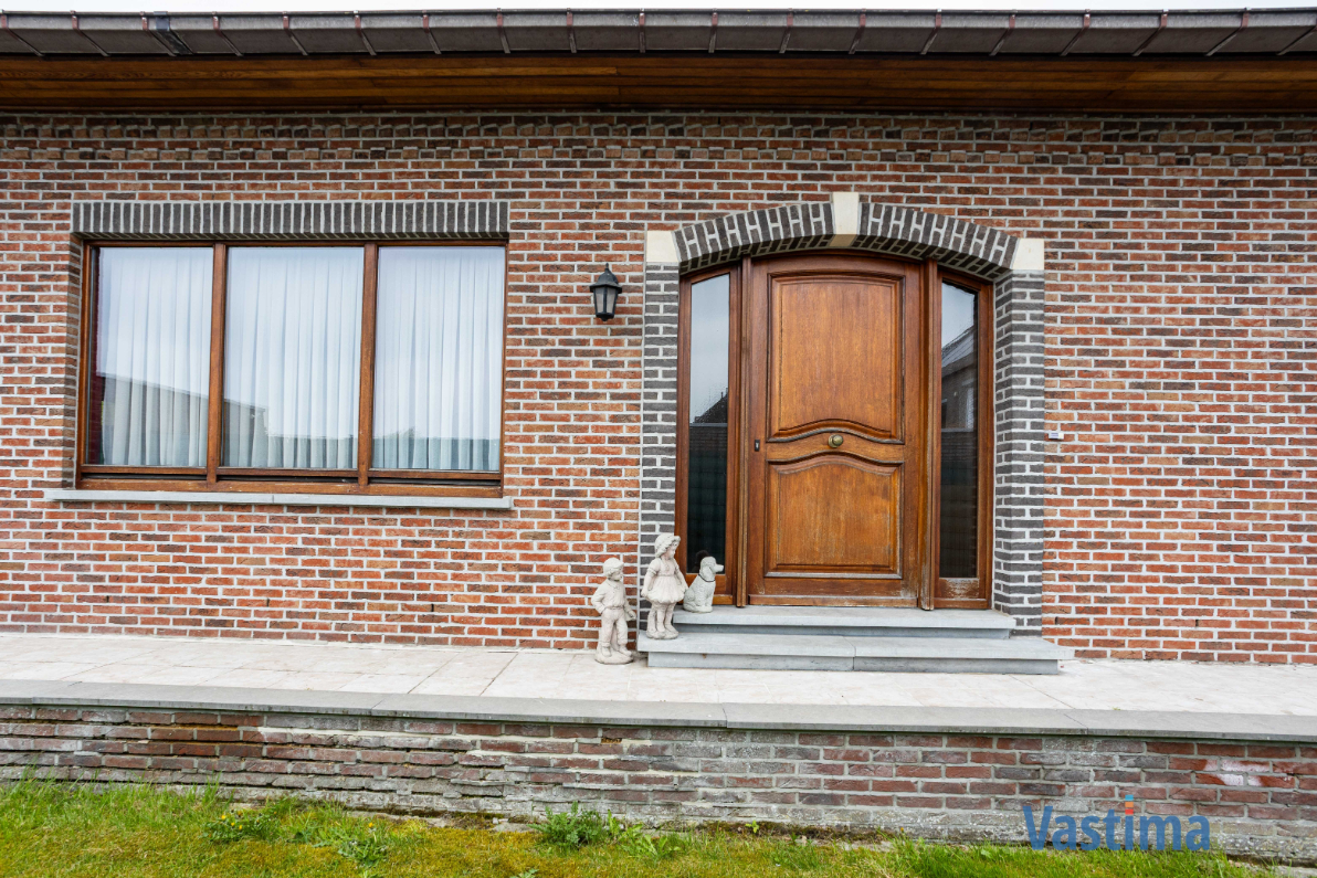 Ruime halfopen bungalow met grote kelder, 3 slaapkamers en zonnige tuin - foto 4
