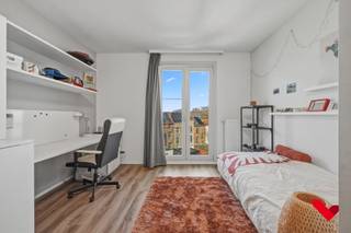 <p>Op zoek naar de ideale uitvalsbasis voor je studententijd? Deze comfort Plus kamer van maar liefst 19 m² biedt uitzonderlijk veel ruimte en een overvloed aan natuurlijke lichtinval. Perfect gelegen in het centrum van Leuven, op wandelafstand van aula’s, campussen, bibliotheken, restaurants en alle andere studentenvoorzieningen. Hier woon je midden in het bruisende stadsleven, terwijl je toch geniet van rust en comfort.<br /><br /></p>
<p>De kamer combineert ruimte en comfort met een hoogwaardige afwerking, waardoor je voldoende plaats hebt om te studeren, ontspannen én wonen in alle gemak. Je maakt gebruik van een gedeelde keuken per gang, wat zorgt voor een gezellige sfeer en contact met medestudenten, terwijl je toch voldoende privacy behoudt in je eigen kamer. <br /><br /></p>
<p>De accommodatie onderscheidt zich bovendien door haar unieke faciliteiten.<br /><br /></p>
<ul>
<li>Zo beschik je over een privé gym in het gebouw – ideaal om tussen het studeren door te sporten.</li>
<li>Daarnaast is er een gezellige ontspanningsruimte met pooltafel en kickertafel.</li>
<li>Studeren doe je in alle rust in de eigen studeerruimte. Een stille, comfortabele omgeving waar focus centraal staat – goede punten verzekerd!</li>
<li>Ook buiten is het aangenaam vertoeven. Rondom het gebouw vind je veel buitenruimte, inclusief een overdekt terras en een groene tuin waar je kan ontspannen of samenkomen met vrienden.</li>
<li>Tot slot beschik je over een makkelijk toegankelijke fietsenstalling, zodat je je fiets veilig en comfortabel kan plaatsen – ideaal in een echte fietsstad als Leuven.</li>
</ul>
<p>Kortom: een uitzonderlijk ruime kamer op toplocatie, met exclusieve faciliteiten die jouw studentenleven naar een hoger niveau tillen.</p>
<p><br />Interesse? Aarzel niet en contacteer BVM Vastgoed op 016 23 21 45 of via info@bvm-vastgoed.be</p>