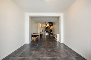  CHARMANTE INSTAPKLARE STADSWONINGOP TOPLOCATIE IN HISTORISCH ANTWERPEN Deze energiezuinige en lichtrijke woning ligt midden in Oud-Antwerpen en...