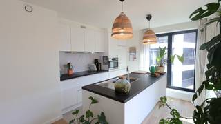  Modern en energiezuinig appartement met 3 zonneterrassen in Belford.<br /><br />Het appartement is gelegen op de derde verdieping van het stijlvolle gebouw Cyper. Hier geniet je niet alleen van veel ruimte, maar ook van drie zonnige terrassen waar je de hele dag door buiten kan vertoeven.<br /><br /><u>Waarom je hier wil wonen:</u>
<ul>
	<li>Lichtrijke leefruimte met open keuken, volledig uitgerust met o.a. vaatwasmachine, keramische kookplaat, koelkast en combi-oven</li>
	<li>Praktische berging</li>
	<li>Drie slaapkamers</li>
	<li>Luxe badkamer met inloopdouche, badmeubel én toilet</li>
	<li>Tweede douchekamer met inloopdouche en badmeubel</li>
</ul>
<br />Dankzij de vloerverwarming via het warmtenet woon je hier uiterst energiezuinig én comfortabel.<br /><br /><u>Extra’s die het verschil maken:</u>

<ul>
	<li>Ondergrondse parkeerplaats mogelijk (€ 70/maand)</li>
	<li>Privé kelderberging &amp; gemeenschappelijke fietsenstalling</li>
	<li>Gemeenschappelijke kosten: € 70/maand</li>
	<li>Beschikbaar vanaf 1 november 2025</li>
</ul>
Dit appartement combineert ruimte, licht en energiezuinigheid op een toplocatie!<br /><br /><strong>Interesse in een bezoek aan dit appartement? </strong><br />Ga naar www.dicasa.be, klik op het pand dat u wenst te huren en vul via de knop "Ik ben kandidaat" een kort profiel in. Enkel via deze weg kunnen bezichtigingen aangevraagd worden – telefonisch worden geen afspraken ingepland. <br /> 