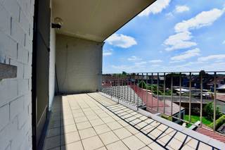 Leuk appartement met groot overdekt terras en uitstekende ligging – ideaal als investering of eigen woonst.
Dit gebouw heeft een knappe architectonische gevel en is gelegen aan het station, op een steenworp van het winkelcentrum: Krügerpark. Een unieke kans voor wie op zoek is naar een goede investering of een betaalbare, centraal gelegen woonst die nog naar eigen smaak ingericht kan worden.
Het appartement biedt een ruime leefruimte met twee grote glaspartijen die zorgen voor veel natuurlijk licht. De open keuken maakt het geheel tot een aangename en open leefomgeving. Er is een apart gastentoilet voorzien en aansluitend vindt u een grote slaapkamer met daarnaast een aparte ruimte die perfect dienst kan doen als bureau, dressing of multi functionele (bergings-)ruimte.
Het appartement beschikt over een uitzonderlijk groot, zonnig én deels overdekt terras aan de rustige achterzijde van het gebouw – een echte meerwaarde in de stad. Kortom, een appartement met tal van troeven.
Het gebouw heeft een opvallende en stijlvolle gevel en is uitgerust met een lift. Op het gelijkvloers is er een privatieve bergruimte inbegrepen. Dankzij de ligging vlak bij het station, openbaar vervoer, het Krügerpark en scholen zijn alle voorzieningen binnen handbereik.
Dit appartement combineert een uitstekende ligging met veel potentieel. Ontdek de mogelijkheden en plan snel een bezoek in op het nummer 09 336 16 15 of mail naar info@vastgoedunicum.be