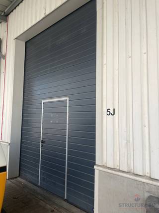 Discover this industrial unit, strategically located in Mechelen. Easily accessible via the E19 freeway, this property offers an ideal business location between Brussels and Antwerp.<br /><br />The warehouse has a total surface area of 126 m² and a clear height of 6 meters, enabling optimum use of space. It is also equipped with a sectional electric door, with a width of 3 meters and a height of 4 meters, which facilitates access for trucks and other vehicles.<br /><br />Do not hesitate to contact us for further information or to schedule a visit. Make this strategic location your new business space!