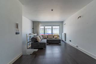 Ligging<br /><br />Dit ruime triplexappartement bevindt zich op een uitstekende locatie in Gent, vlak bij de Coupure en op wandelafstand van het historische centrum. Met winkels, openbaar vervoer, scholen en recreatiemogelijkheden in de onmiddellijke omgeving, is dit een ideale uitvalsbasis voor wie stadsleven en comfort wil combineren.<br /><br />Indeling<br /><br />Op het gelijkvloers vindt u een handige berging, ideaal voor het stallen van fietsen of extra opslag. De eerste verdieping biedt een ruime leefruimte met open, volledig uitgeruste keuken en directe toegang tot een aangenaam terras aan de achterzijde. Op de tweede verdieping bevindt zich een grote slaapkamer met terras aan de voorzijde en een moderne badkamer. Op de derde verdieping zijn nog twee volwaardige slaapkamers aanwezig.<br /><br />Troeven<br /><br />Royale bewoonbare oppervlakte van 152 m²<br />3 slaapkamers en 2 terrassen (voor- en achterzijde)<br />Energiezuinig wonen: EPC A en moderne installaties<br />Gebouw uit 2012 met hedendaags comfort<br />Beperkte mede-eigendom, geen syndicus<br />Fietsberging op het gelijkvloers<br /><br />Een ruim en energiezuinig appartement op een dynamische locatie in Gent – ideaal voor wie comfortabel en centraal wil wonen.<br />Voor meer info en of bezoek bel Arthur: 0473 90 90 94