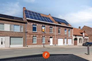 Een uiterst ruime woning (229 m2 woonoppervlakte) nabij het centrum van Lauwe. Instapklaar en energiezuinig (zonnepanelen, warmtepomp , CV...