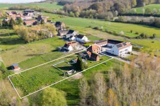 Deze unieke eigendom op 2.991m2 kan u terugvinden pal op de taalgrens in het idyllische Elzele, in een zeer rustige straat omgeven door groen. Op...