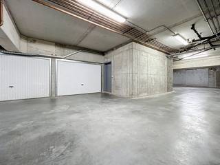 Een ruime, afgesloten garagebox, ideaal voor het veilig stallen van uw wagen. De garagebox is makkelijk bereikbaar en beschikt over een...