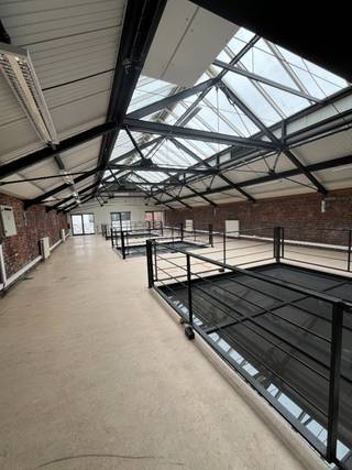 Kantoorruimte strategisch gelegen tussen de Zavel en het Gare du Midi, in het hart van de Marollenwijk.<br />Gemakkelijk bereikbaar met het openbaar vervoer en tal van faciliteiten in de onmiddellijke omgeving (winkels, restaurants, bars, enz.).<br />Voorzieningen voor lasten: 35 €/m²/jaar. Deze omvatten verwarming, beheer, internetabonnement, verzekeringen, onderhoud gemeenschappelijke ruimtes (excl. elektriciteit, water en taksen). Op de gelijksvloer zijn er verschillende gemeenschappelijke meetingrooms, call bubbles, coffeecorner en flexibele workspaces ter beschuikking gesteld van de huurders.