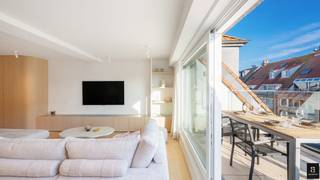 Zeer luxueus gerenoveerd duplex-appartement met drie slaapkamers, ruime terrassen en binnenzwembad in het gebouw.<br /><br />Uitzonderlijk duplex-appartement dat zich onderscheidt door zijn hoogwaardige afwerking en royale ruimtes. Het appartement werd recent met oog voor detail gerenoveerd en bevindt zich in een residentie met een binnenzwembad en sauna. <br />De duplex is gelegen te Parmentierlaan op wandelafstand van de Zeedijk-Albertstrand en de Lippenslaan.<br /><br />Indeling: Inkomhal, een apart gastentoilet en een ruime berging voorzien van aansluiting voor wasmachine en droogkast.<br /><br />Lichtrijke leefruimte geeft via grote raampartijen uit op het zonnige terras aan de voorzijde. De woonkamer met gezellige zithoek en eetplaats werd uitgerust met maatwerkkasten en verfijnde materialen.<br /><br />Achteraan bevindt zich de ruime en luxueus afgewerkte keuken met ontbijthoek.<br />Ook een terrasje achteraan.<br /><br />Op de bovenverdieping bevinden zich drie comfortabele slaapkamers. De master bedroom beschikt over een en-suite badkamer met ligbad, ruime inloopdouche en lavabo. De twee overige slaapkamers, telkens geschikt voor een dubbel bed, delen een tweede badkamer met inloopdouche. Ook op deze verdieping is een apart toilet aanwezig.<br />Alle slaapkamers zijn voorzien van ingemaakte kasten.<br /><br />De residentie biedt bovendien een gemeenschappelijke fietsenberging op het gelijkvloers en een binnenzwembad exclusief voor de bewoners.