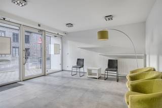 KANTOOR-, HANDELS- OF PRAKTIJKRUIMTE VOOR DIVERSE DOELEINDEN 101 M².Ligging nabij centrum en station Ruisbroek (Puurs-Sint-Amands) met veel passage...