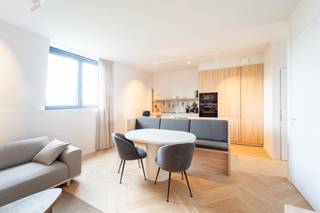 <p>PLAN UW BEZOEK VIA VOLGENDE LINK: https://listed.mijnhuurprofiel.be/whise/7149806<strong><br /><br /></strong><span>Wilt u luxueus wonen op een geweldige locatie?<br />Dat is zeker mogelijk in dit prachtig recent gerenoveerd appartement.</span></p>
<p><span>Dit prachtig bemeubeld appartement is gelegen in één van de hipste buurten van Antwerpen namelijk “Het Zuid”. Op wandelafstand bevinden zich hippe restaurantjes en cafeetjes, winkels, supermarkten, openbaar vervoer en een vlotte verbinding in en uit de stad. Dit maakt van deze ligging een toplocatie!<br /><br />Dit stijlvol 1 slaapkamer appartement van ca. 65 m2 is gelegen op de 3e verdieping van een kleinschalig gerenoveerd appartementsgebouw. <br /><br />Bij het betreden van het appartement komt men binnen in de leefruimte waar u overdonderd wordt door de hoeveelheid lichtinval dankzij de hoge raampartijen. </span></p>
<p><span>De open keuken is tot in de puntjes prachtig afgewerkt en is voorzien van alle comfort om uitgebreid te koken. De combinatie van de vissengraadparket, de strakke ingemaakte kasten en de inrichting van de leefruimte, zorgen voor een charmant en uniek resultaat.<br /><br />Dit fantastisch appartement beschikt over een zeer ruime slaapkamer met ingemaakte kasten en toegang tot het terras. </span></p>
<p><span>De badkamer is voorzien van een ruime inloopdouche, wastafel en onderbouwkasten. <br />Voorzieningen van badhanddoeken incl.</span></p>
<p><span>In de nacht hal vinden we een ruimte met ingemaakte kasten waar wasmachine en droogkast aanwezig zijn en ook toegang verleend tot het terras. Tot slot is er een apart toilet voorzien. <br /><br />Huurprijs: <strong>1560,00 EUR/maand</strong> <br />Gemeenschappelijke kosten: <strong>60,00 euro/maand <br /></strong></span><span>Kosten nutsvoorzieningen: <strong>150,00 euro/maand</strong> (gas, water en elektriciteit) <br />Beschikbaar: onmiddellijk <br /><br />Laat deze buitenkans u niet voorbijgaan en contacteer LISTED: +32 3 283 51 51!</span></p>