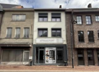 In het hart van Diepenbeek-centrum bevindt zich dit gelijkvloerse handelspand van ca. 55 m², ideaal voor een winkel, kantoor of vrij beroep...