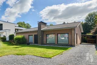 Goed gelegen, lichtrijke gelijkvloerse woning met 3 tot 4 slaapkamers op een perceel van 2314 m².<br /><br />Deze goed onderhouden levensloopbestendige woning is gelegen op een boogscheut van het centrum met alle faciliteiten vlakbij.<br />Bovendien is er ook een goede verbinding naar de invalswegen en vlakbij de N74 naar Nederland.<br />De ruime inpandige garage is in gebruik als berging en wasplaats maar kan perfect deels ingericht worden als 4de slaapkamer.<br />Tot rust kom je in de grote diepe tuin die achteraan eindigt aan de kabbelende dommel. Een eigen stukje natuur om ten volle van te genieten.<br />Verder is er nog een mooi aangelegd terras grenzend aan de woning alsook een carport.<br /><br /><strong>INDELING:</strong><br /><strong>Gelijkvloers: </strong>Inkomhal, bureau met ingemaakte kasten, leefruimte met zithoek en eethoek met zicht naar de tuin. Keuken met eethoek, inpandige garage met wasplaats en berging, nachthal, badkamer en drie slaapkamers.<br /><strong>Kelder: </strong>kelder en een kruipkelder aanwezig die geïsoleerd werd.<br /><br /><strong>BIJZONDERHEDEN:</strong><br />- Géén renovatieplicht;<br />- levensloopbestendig;<br />- prachtige, zuidelijk georiënteerde tuin;<br />- uitzonderlijk perceel; 2314 m²!
